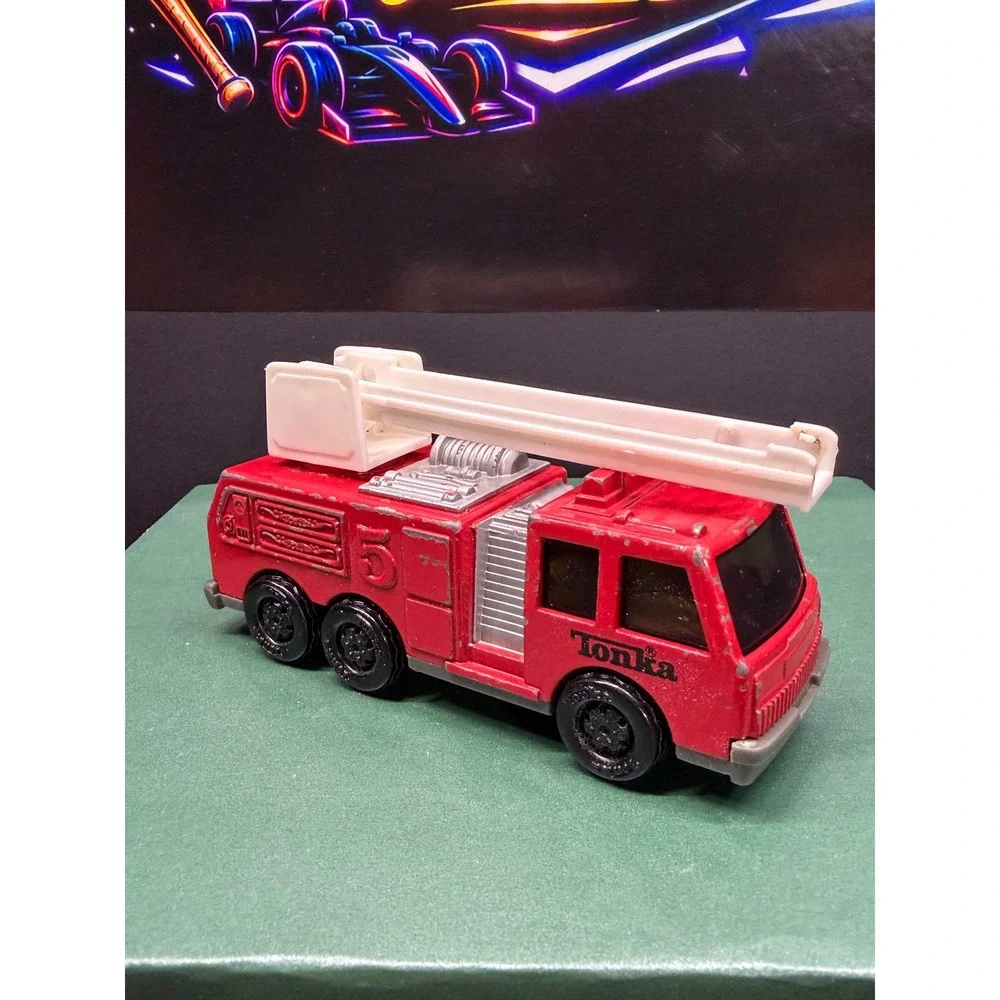 Vintage 1992 Tonka Diecast Fire Truck Red White Extendable Ladder 6-Wheel ZD